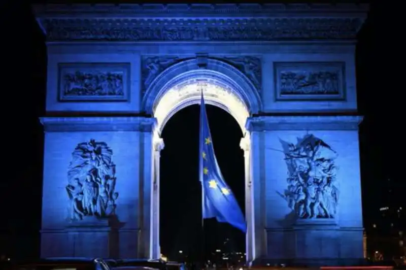 bandiera ue sotto l arco di trionfo a parigi    