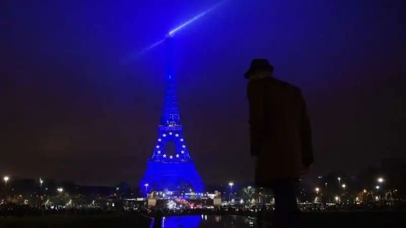 bandiera ue sulla tour eiffel   