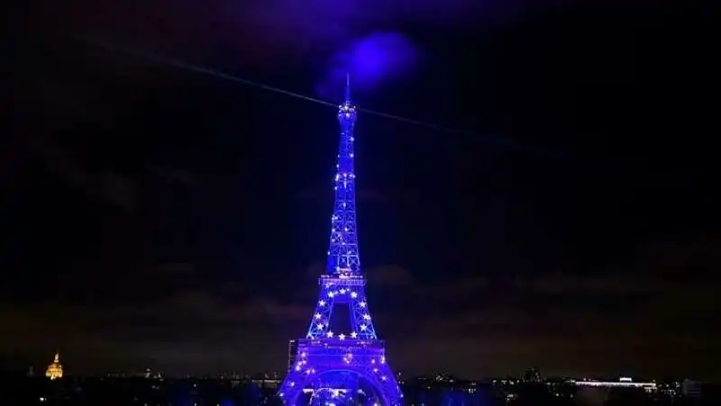 bandiera ue sulla tour eiffel 