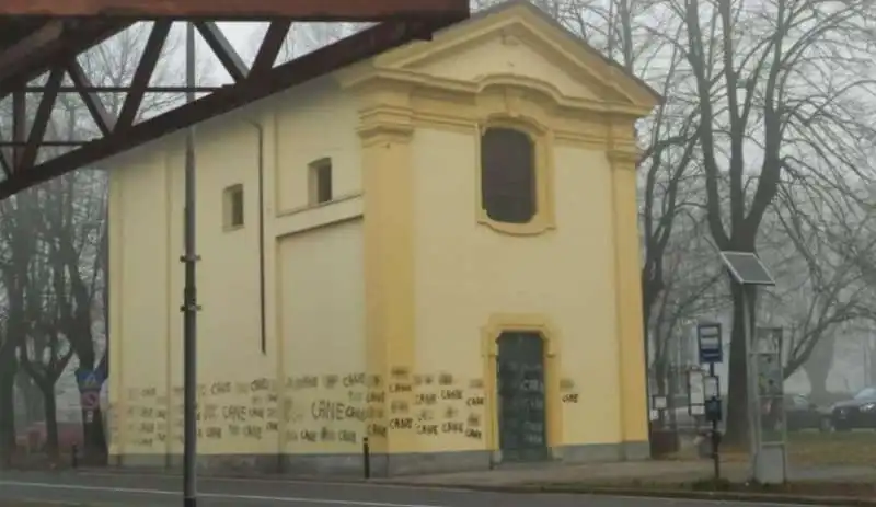 bestemmie scritte sul muro della chiesa 2