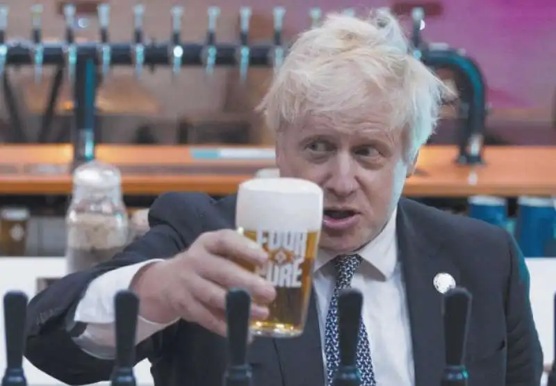 BORIS JOHNSON CON UNA PINTA DI BIRRA