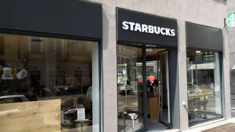 chiude starbucks in via turati a milano 3