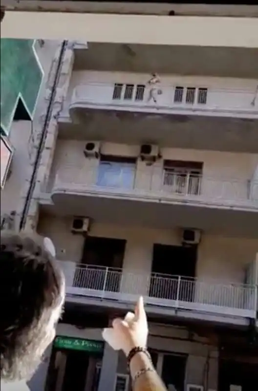 donna che lancia oggetti dal balcone a catania 1