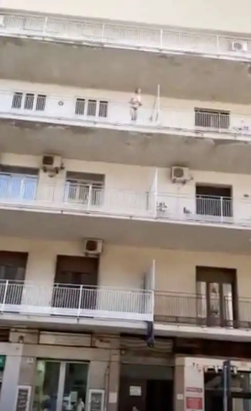 donna che lancia oggetti dal balcone a catania 5