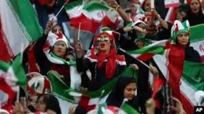 donne allo stadio in iran 12