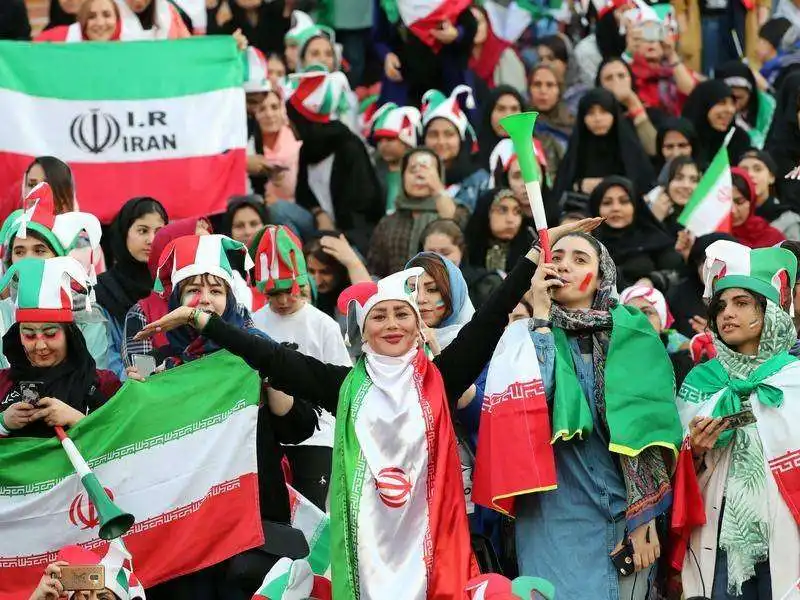 donne allo stadio in iran 14