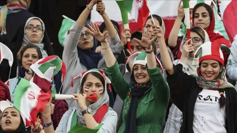 donne allo stadio in iran 15