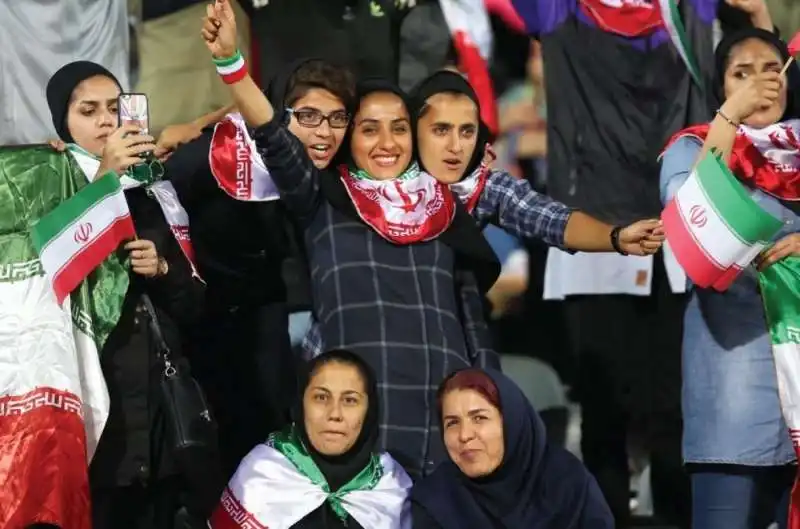 donne allo stadio in iran 6