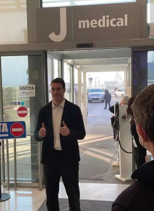 dusan vlahovic a torino per le visite mediche con la juventus