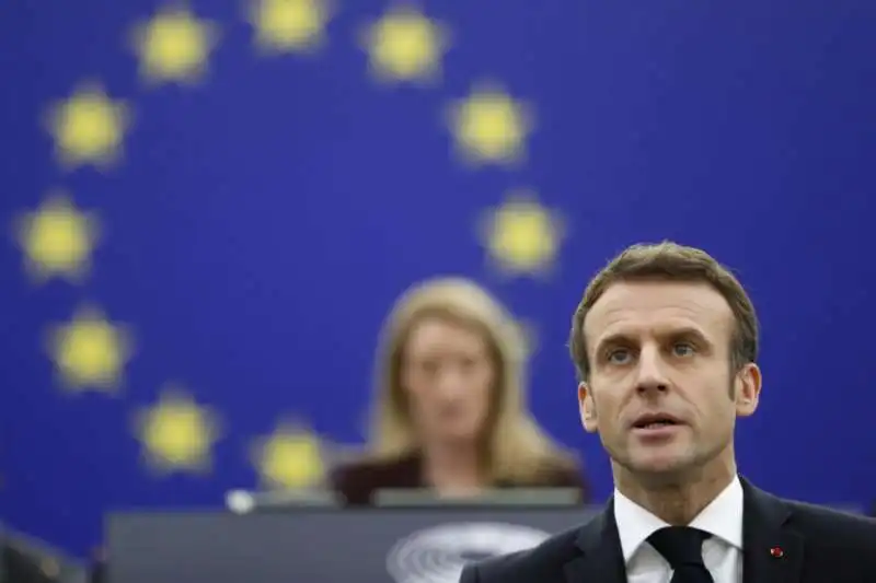 emmanuel macron al parlamento europeo di strasburgo 