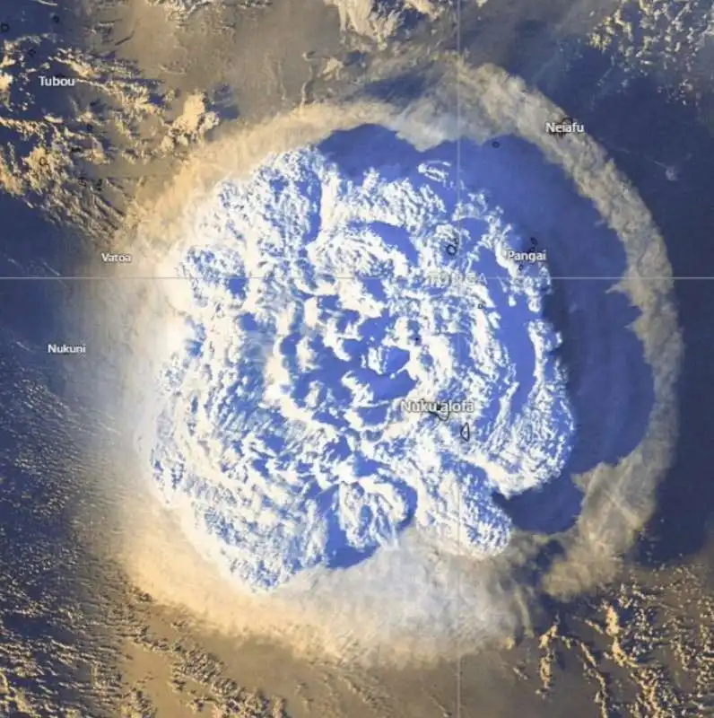 eruzione a tonga vista dall alto