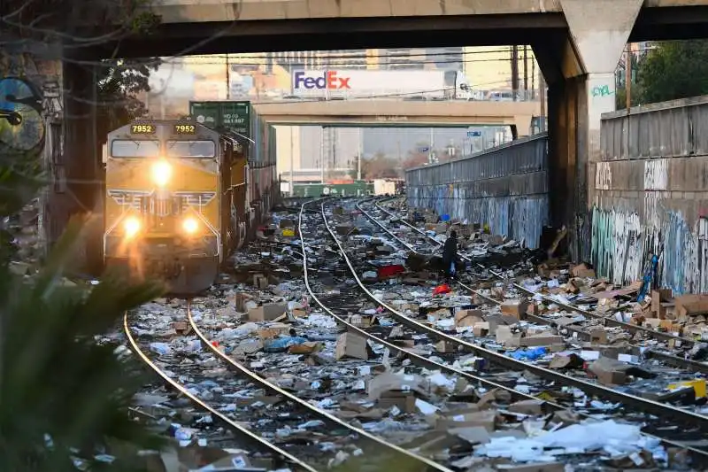 i resti degli scatoloni dopo gli assalti ai treni 6