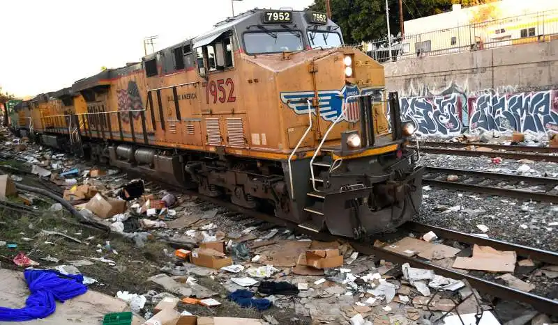 i resti degli scatoloni dopo gli assalti ai treni 7