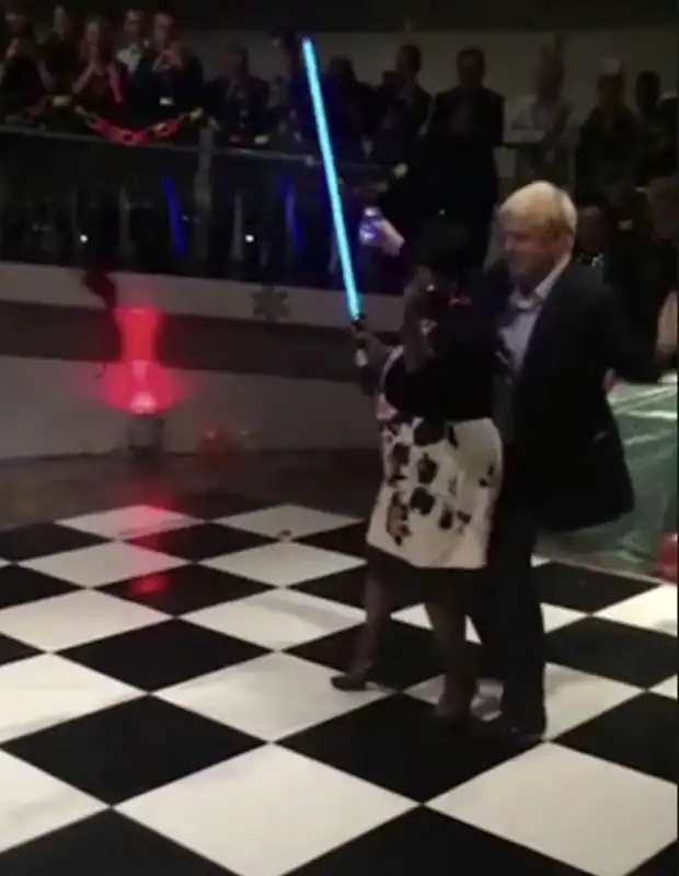 il vecchio video di boris johnson che si appoggia a una signora con spada laser   1