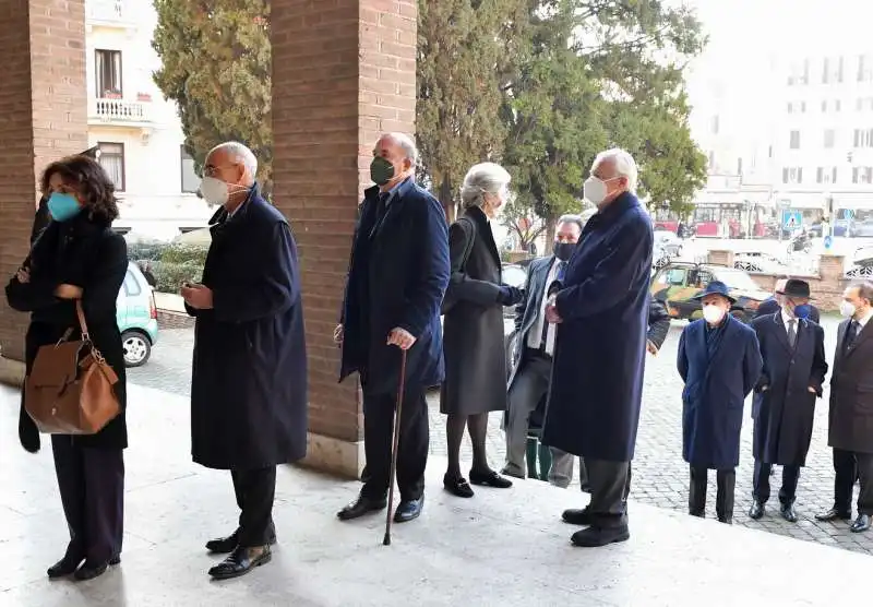 in fila per poter partecipare al funerale