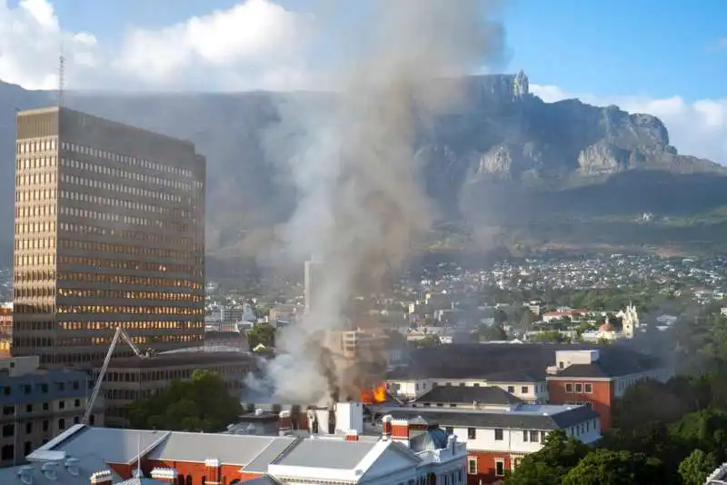 Incendio Parlamento Citta del Capo 5