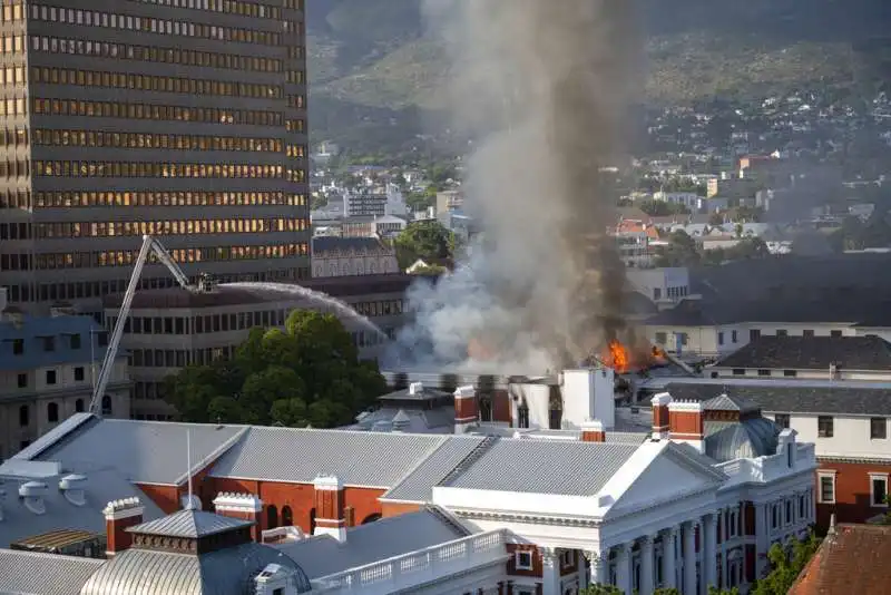 Incendio Parlamento Citta del Capo 7