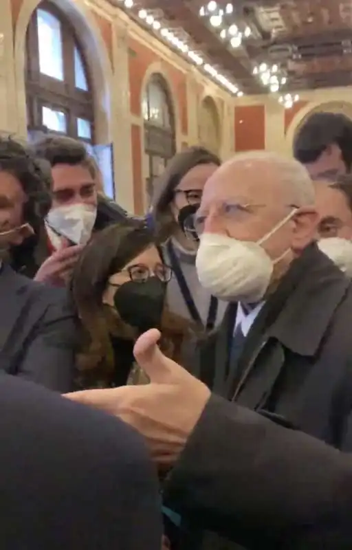 incontro tra sgarbi e de luca in transatlantico   4