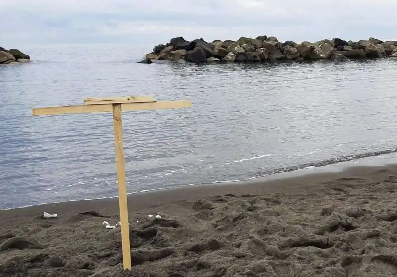 la spiaggia di torre del greco dove e' annegato il bambino di due anni   2