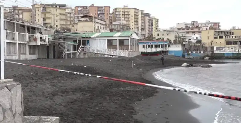 la spiaggia di torre del greco dove e' annegato il bambino di due anni5