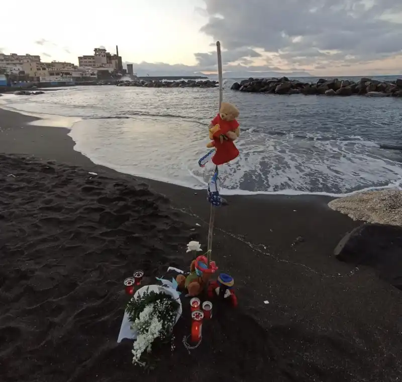 la spiaggia di torre del greco dove e' annegato il bambino di due anni6