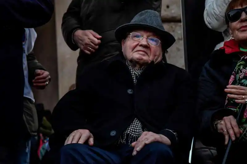 luc montagnier alla manifestazione no vax organizzata da paragone a milano