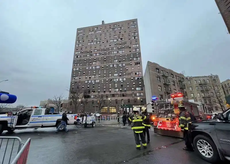 new york   incendio in un palazzo del bronx   1