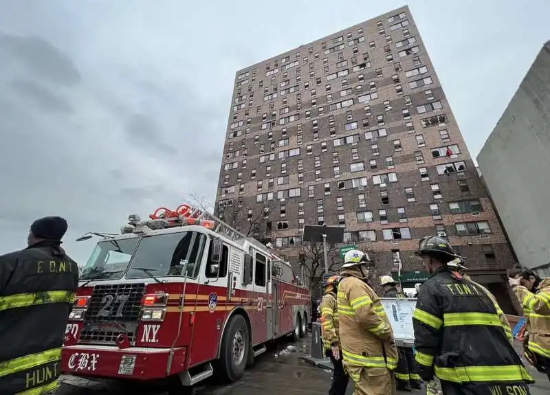 new york   incendio in un palazzo del bronx   11