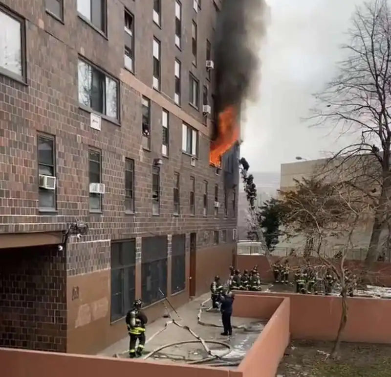 new york   incendio in un palazzo del bronx   19