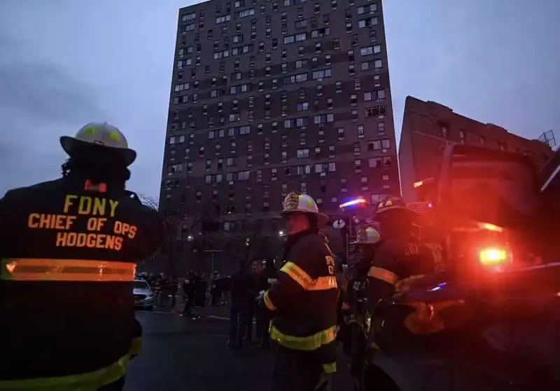 new york   incendio in un palazzo del bronx   24