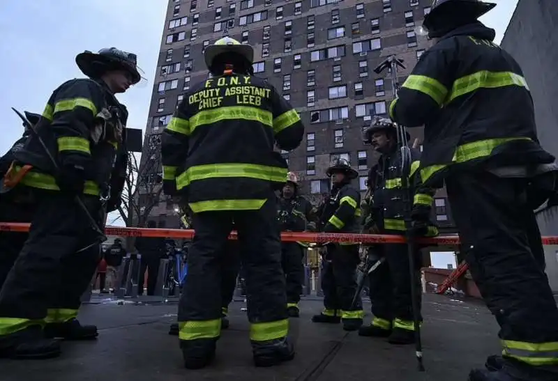 new york   incendio in un palazzo del bronx   26