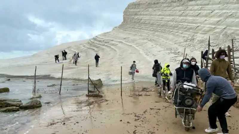 OPERAZIONI PULIZIA SCALA DEI TURCHI 