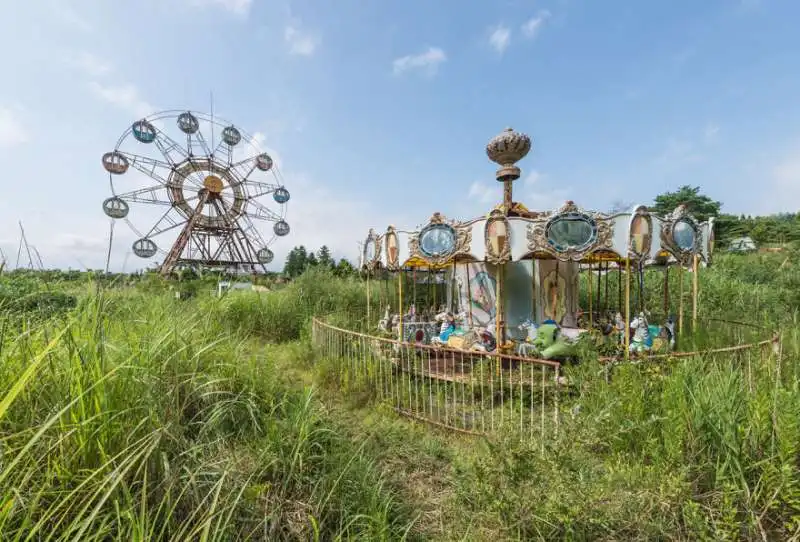 parco a tema abbandonato in giappone