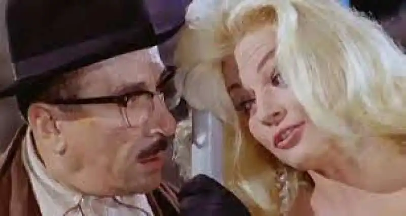 peppino de filippo anita ekberg   le ossessioni del dottor antonio   boccaccio 70 