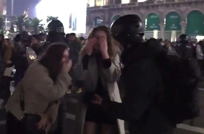 ragazze molestate a milano in piazza duomo 2