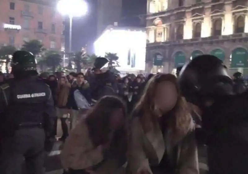 ragazze molestate a milano in piazza duomo 4