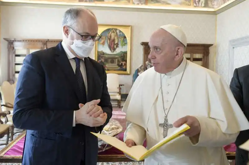 ROBERTO GUALTIERI PAPA FRANCESCO 