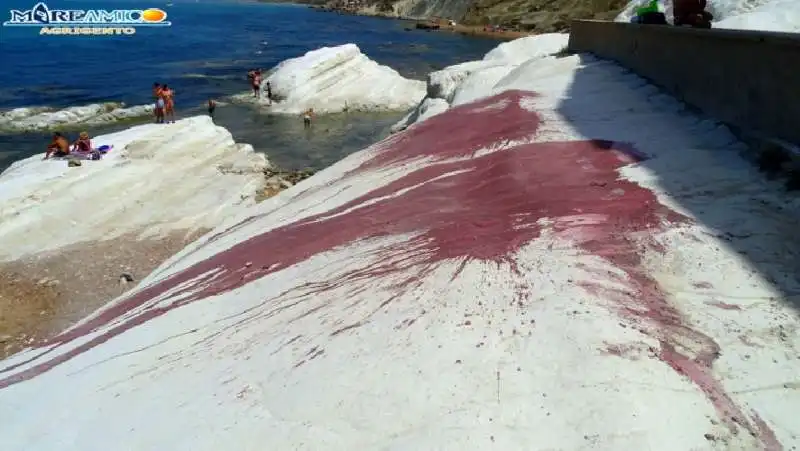 scala dei turchi imbrattata 1