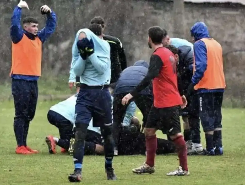 IL PORTIERE TIZIANO GALIMBERTI A TERRA   