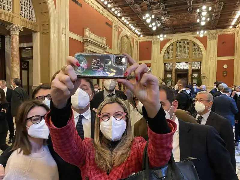 selfie di gruppo con matteo renzi