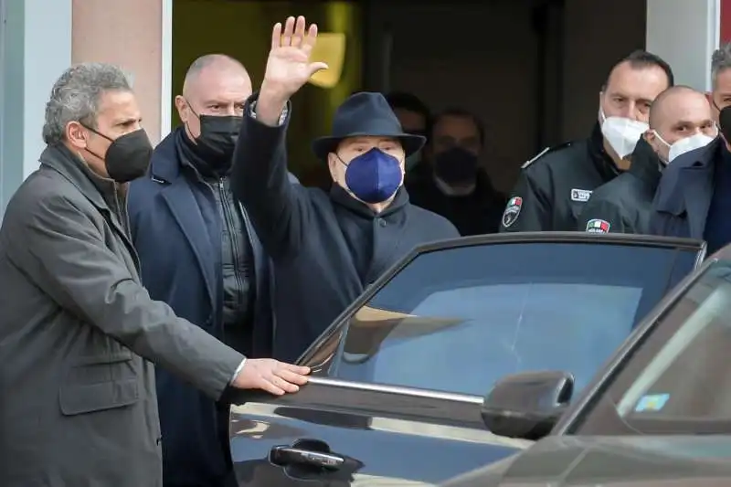 silvio berlusconi dimesso dall ospedale san raffaele   6