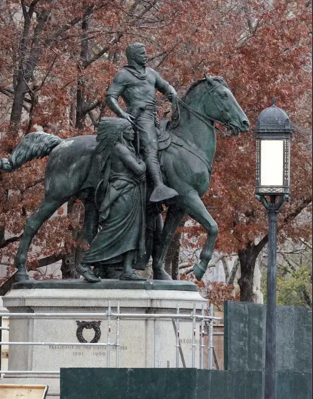 statua theodore roosevelt museo di storia naturale new york 3