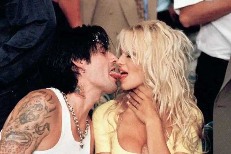 su disney+ una serie sul sextape tra pamela e tommy lee 1