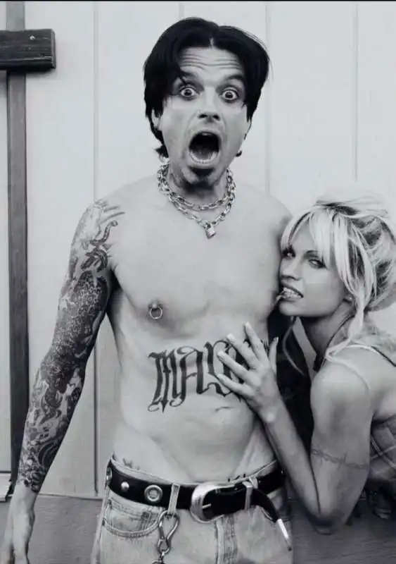 su disney+ una serie sul sextape tra pamela e tommy lee 2