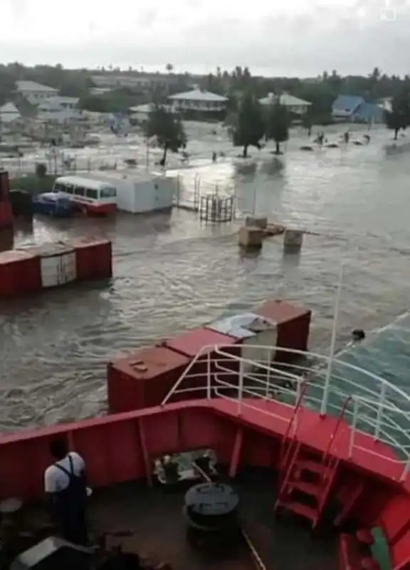 tsunami a tonga dopo l'eruzione del vulcano 2