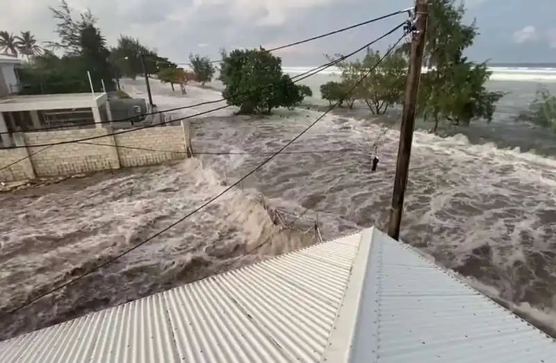 tsunami dopo l'eruzione a tonga