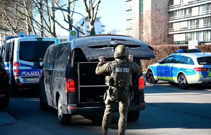 uomo apre il fuoco in un campus a heidelberg, in germania   2