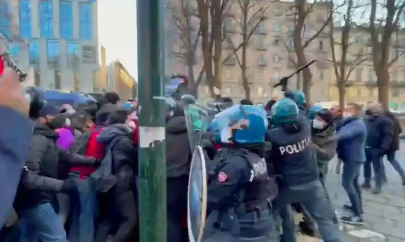 violenza contro la manifestazione degli studenti 2