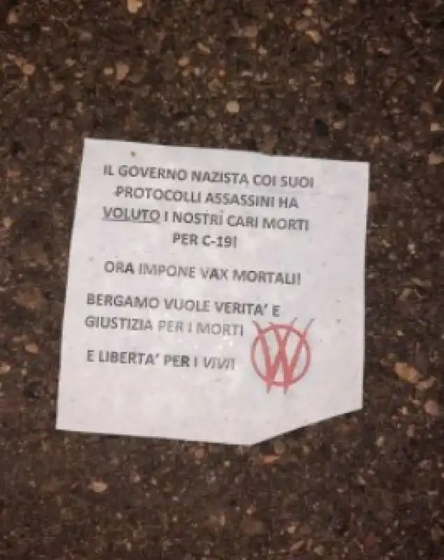 volantini e frasi no vax al cimitero di nembro 1