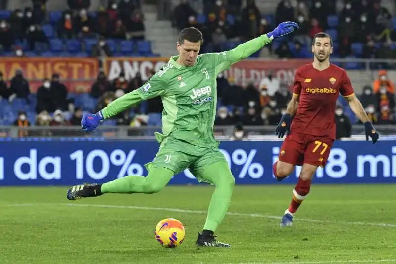 wojciech szczesny ha parato un rigore contro la roma 7